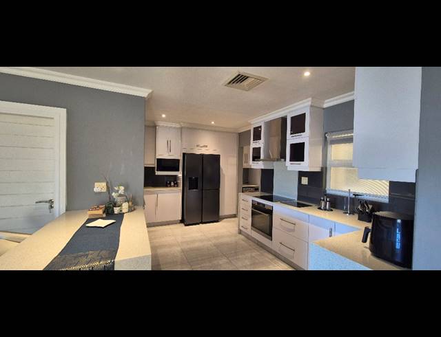 3 BEDROOM APARTMENT FOR SALE IN LA LUCIA